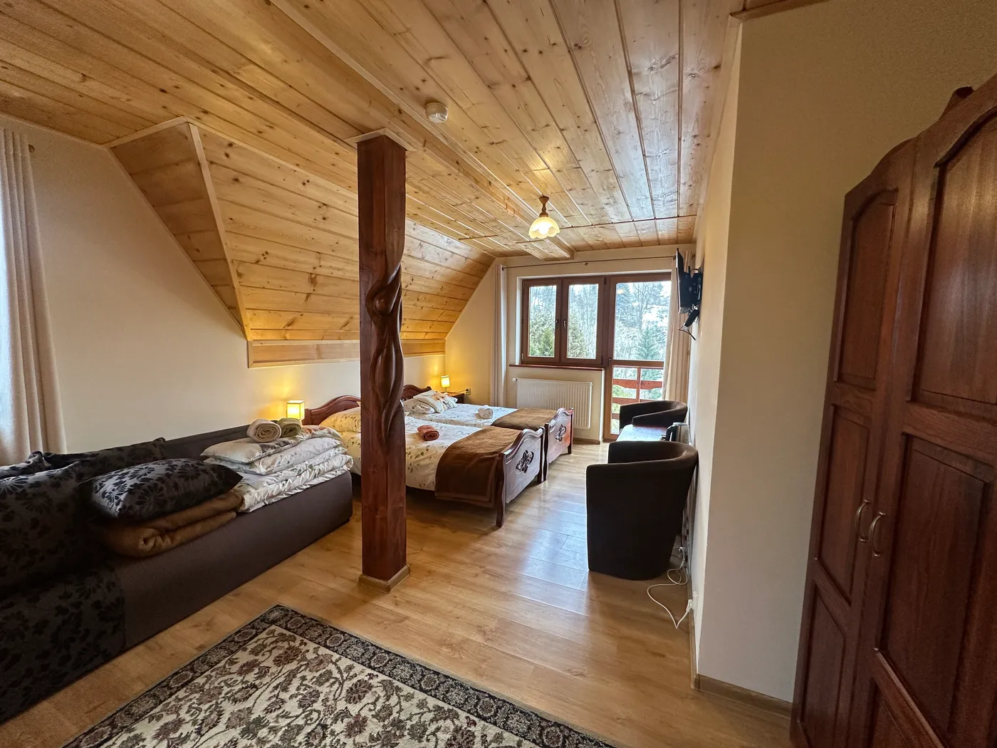 Pokój czteroosobowy z balkonem – noclegi Cisna Bieszczady